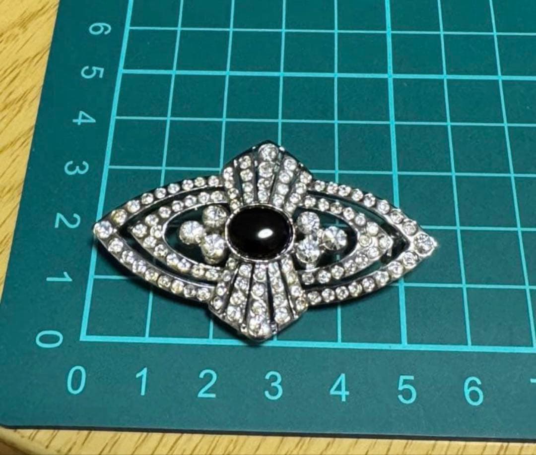 フランス ヴィンテージ 銀張りのライトストーンと黒色石のブローチ