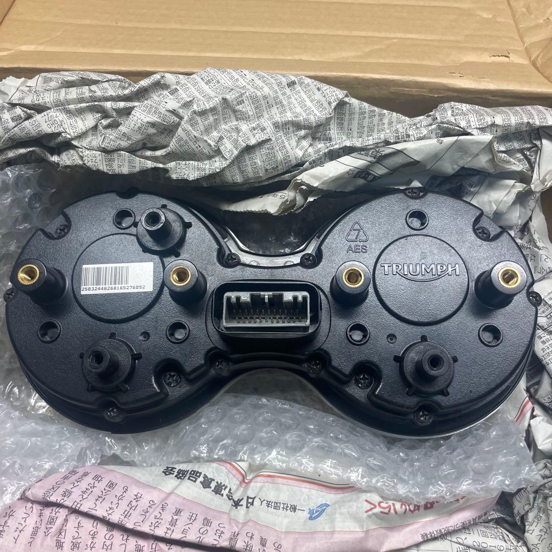 トライアンフ　スラクストン1200R メーター