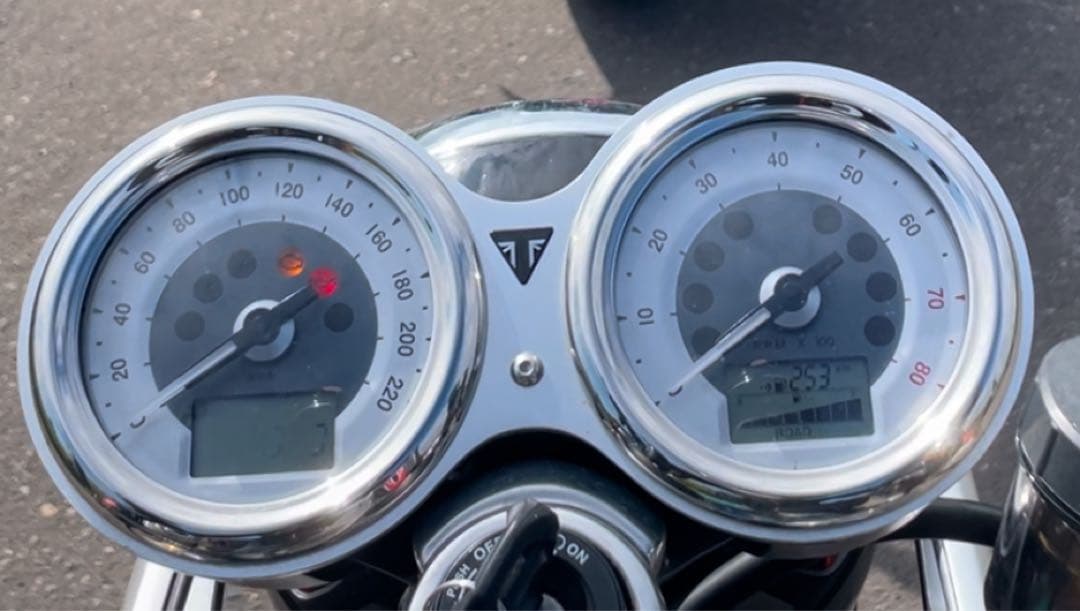 トライアンフ　スラクストン1200R メーター