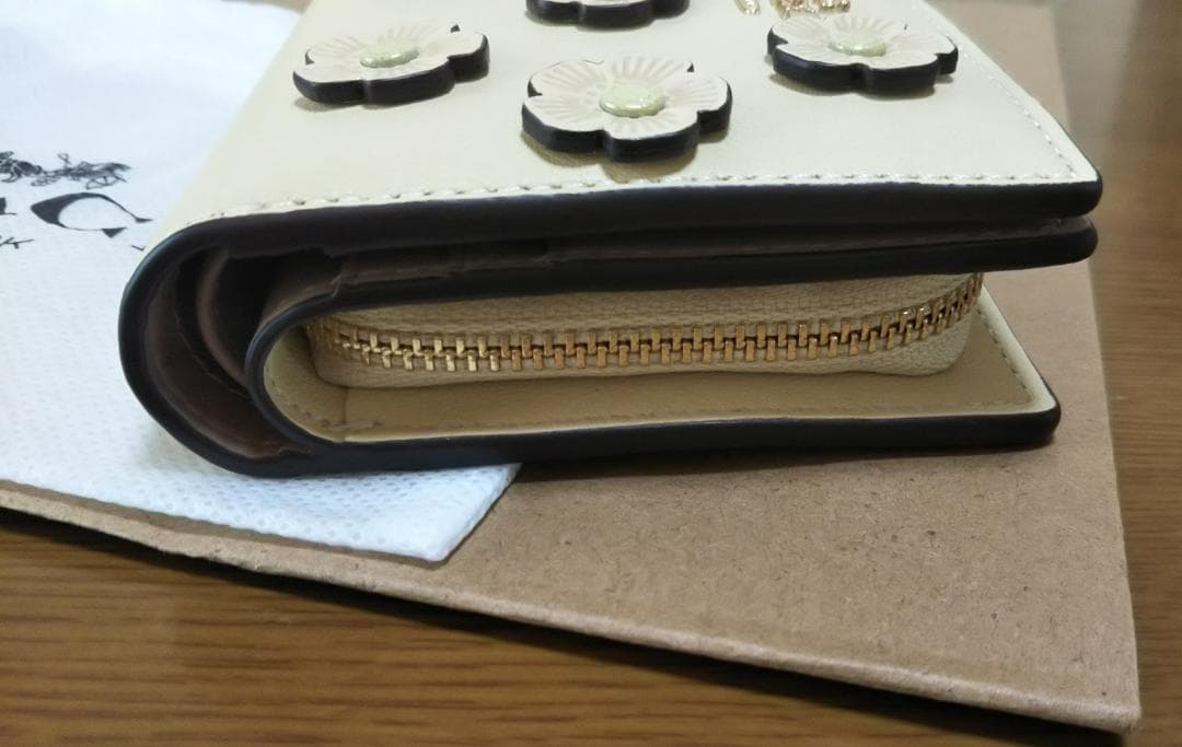 未使用品】コーチ 財布 フローラルアップリケ 花 二つ折り 金運アップ