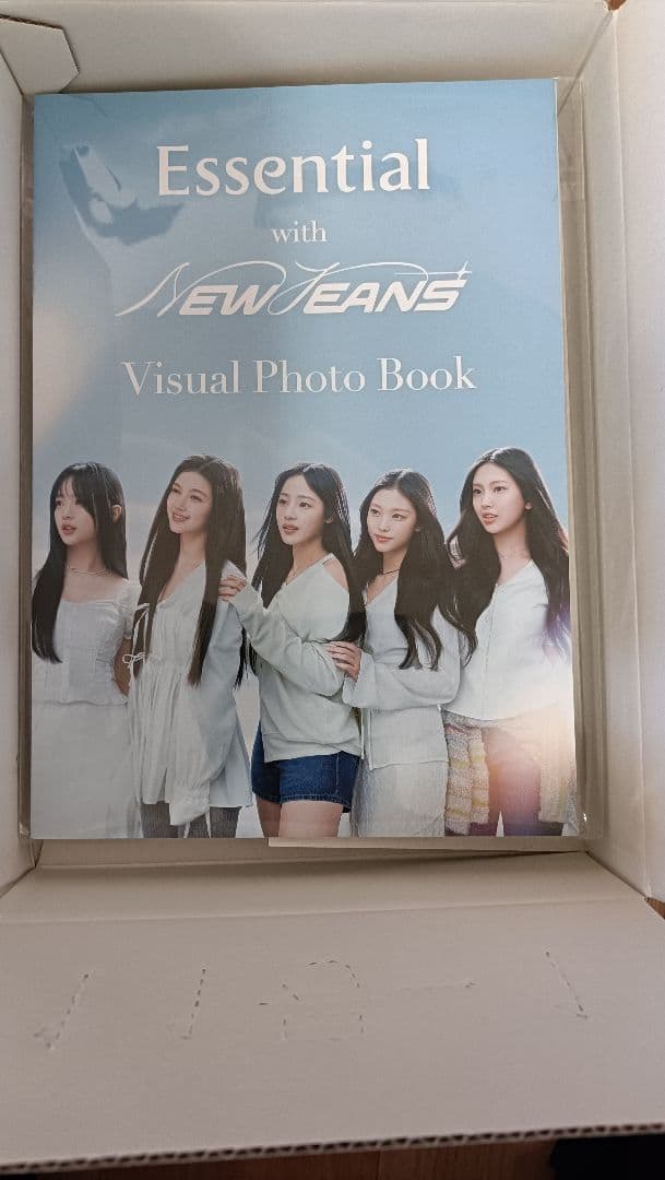 Essential with NewJeans ビジュアルフォトブック Essential with