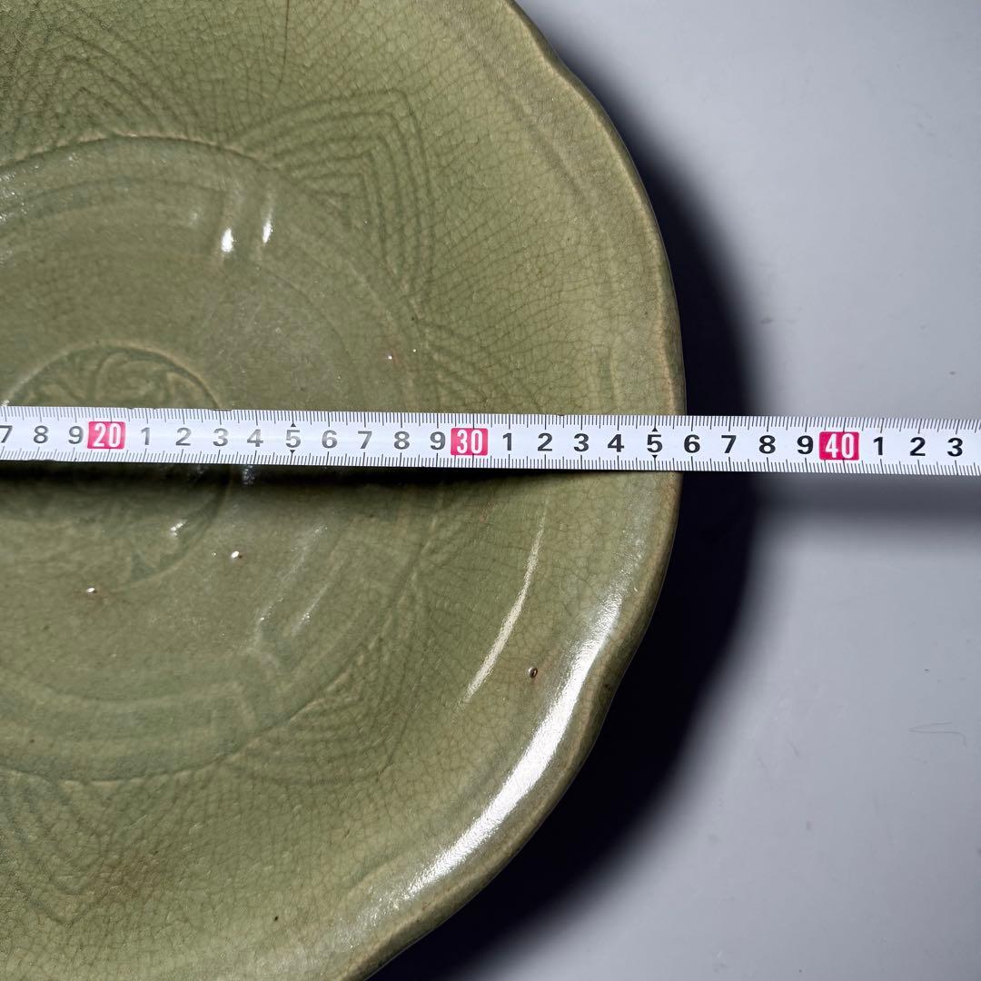 青磁陽刻大皿　盛期鍋島　共箱　1700年前後　美しい貫入　35.9cm　古波佐見