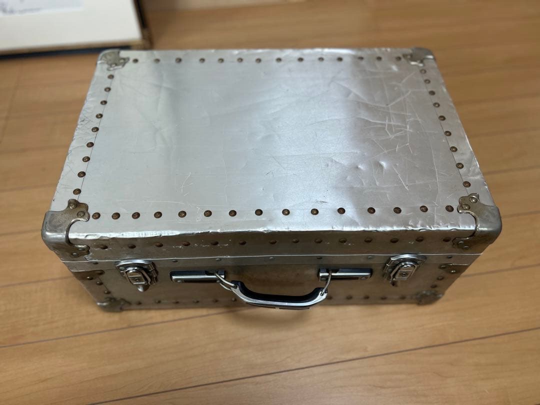 アルミアタッシュケース（1970年代頃使用されていた）の通販はau PAY