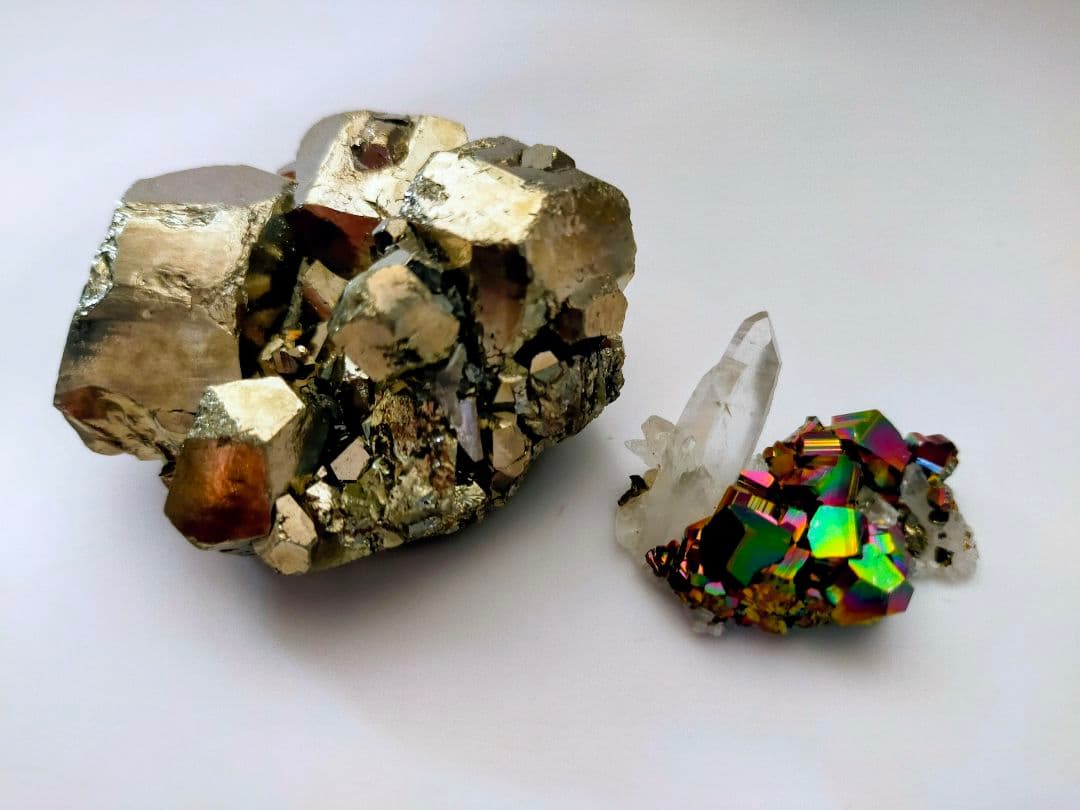 コレクター向】レインボーパイライト 水晶クラスター 共生