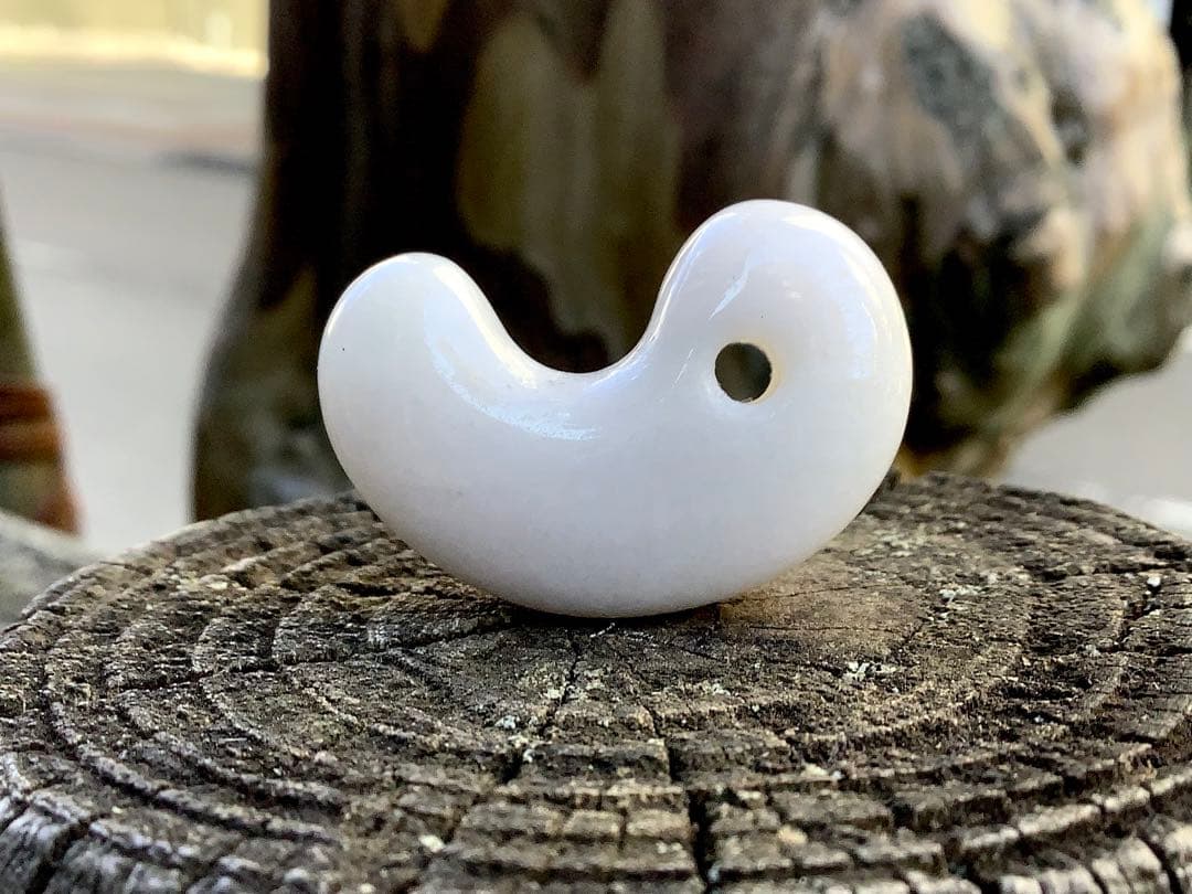 ✳極上物を守護石に糸魚川翡翠ジェダイト勾玉 白*無垢アイスジェイド