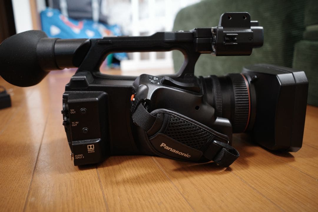 Panasonic AG-CX350 業務用ビデオカメラ バッテリー、充電器付