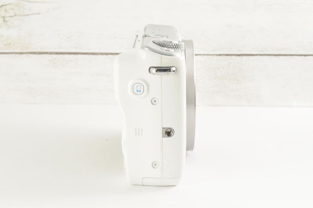 ❤️人気のホワイト Wi-Fi&自撮り❤️Canon EOS M10レンズキット