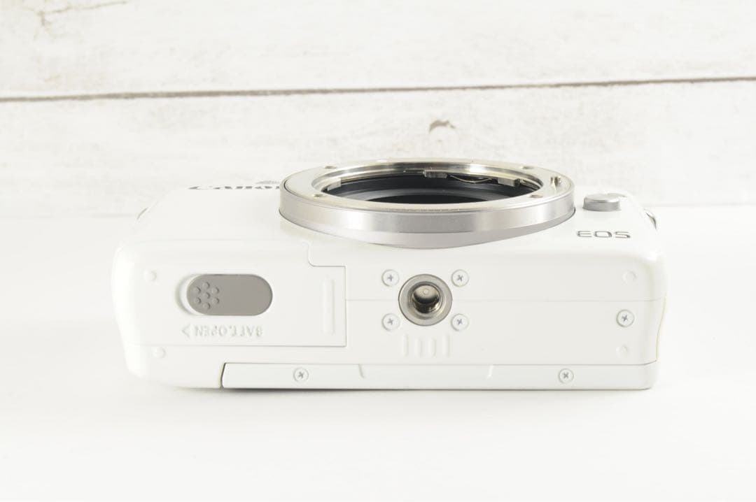 ❤️人気のホワイト Wi-Fi&自撮り❤️Canon EOS M10レンズキット