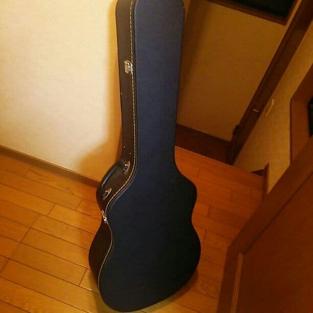 フォークギターとギターケース