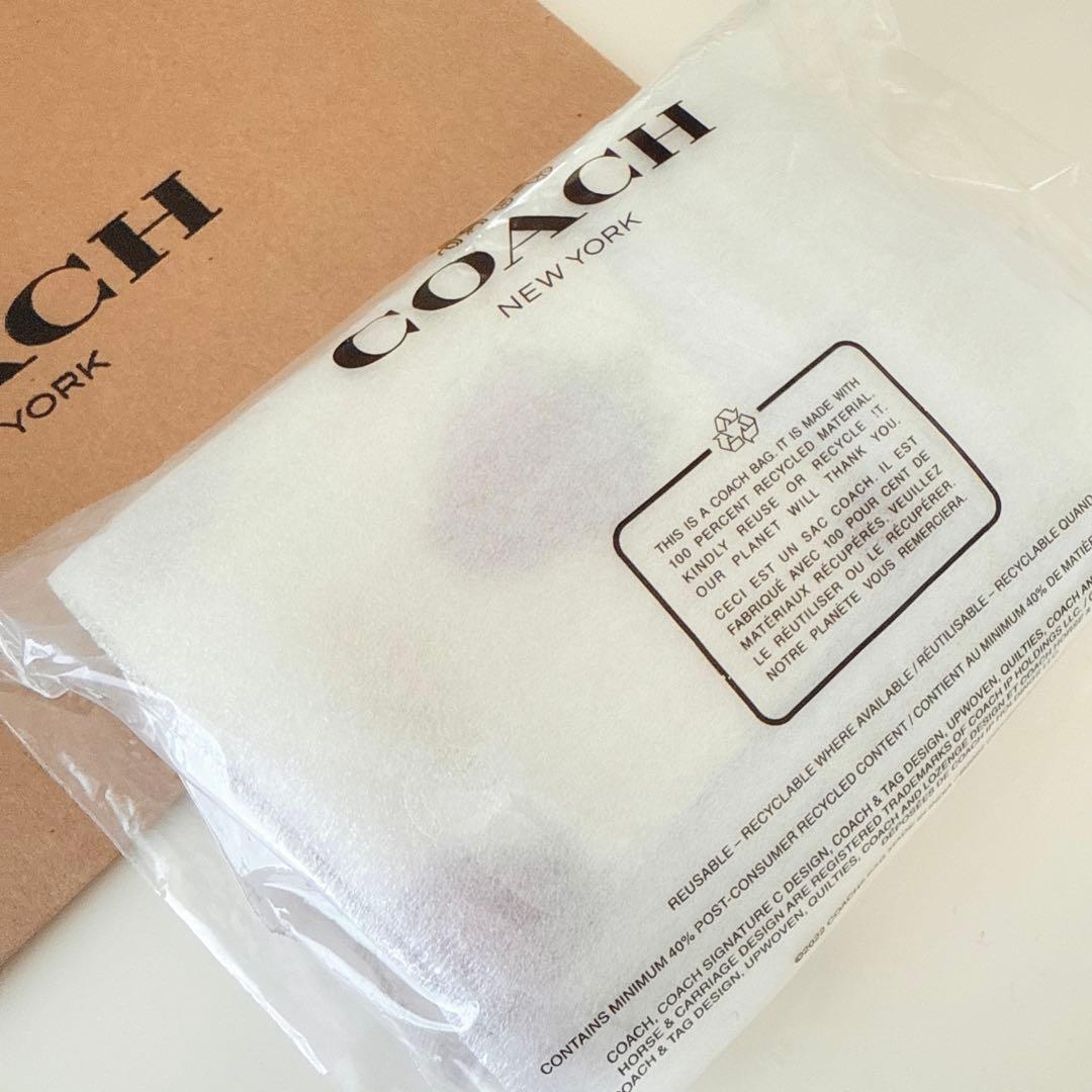 COACH コース　ケース　小銭入れ財布　ホワイト　レッド　苺柄　イチゴ柄