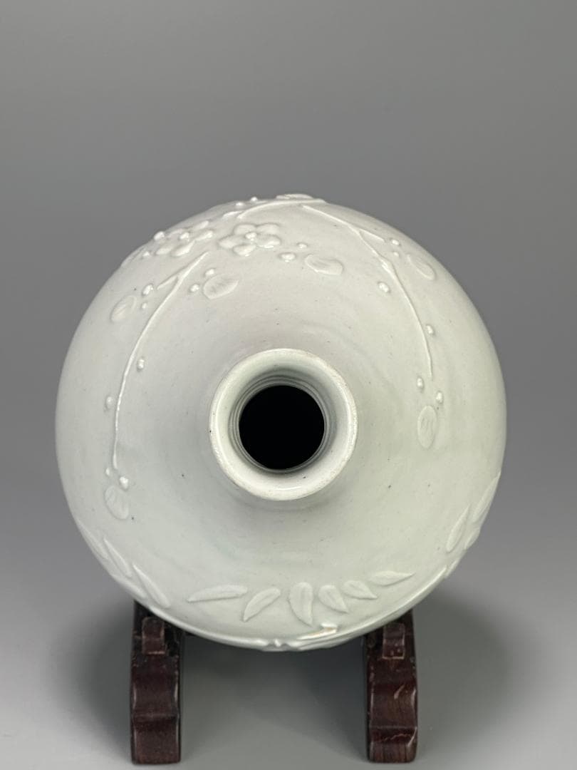 韓国美術　李朝時代　李朝　白磁　陽刻　竹　梅文　鶴首瓶　花器　花瓶　朝鮮古陶磁