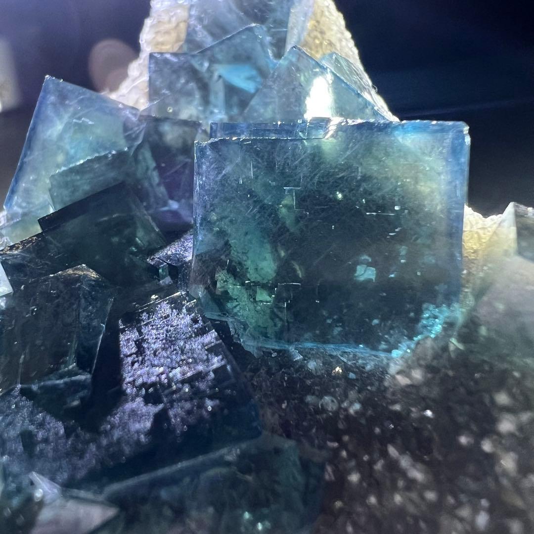 ヤオガンシャン「縹色」に「浅葱色」幻想的なフローライトクラスター