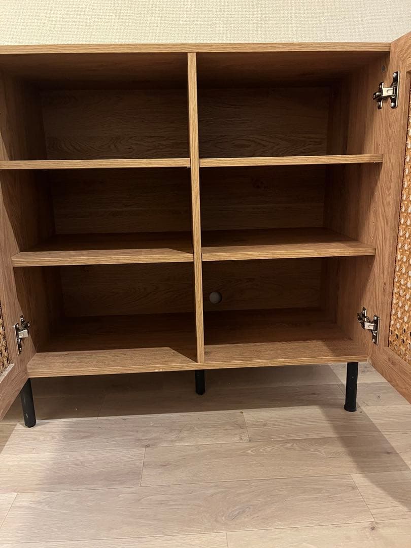 ラタン扉のモダンキャビネット