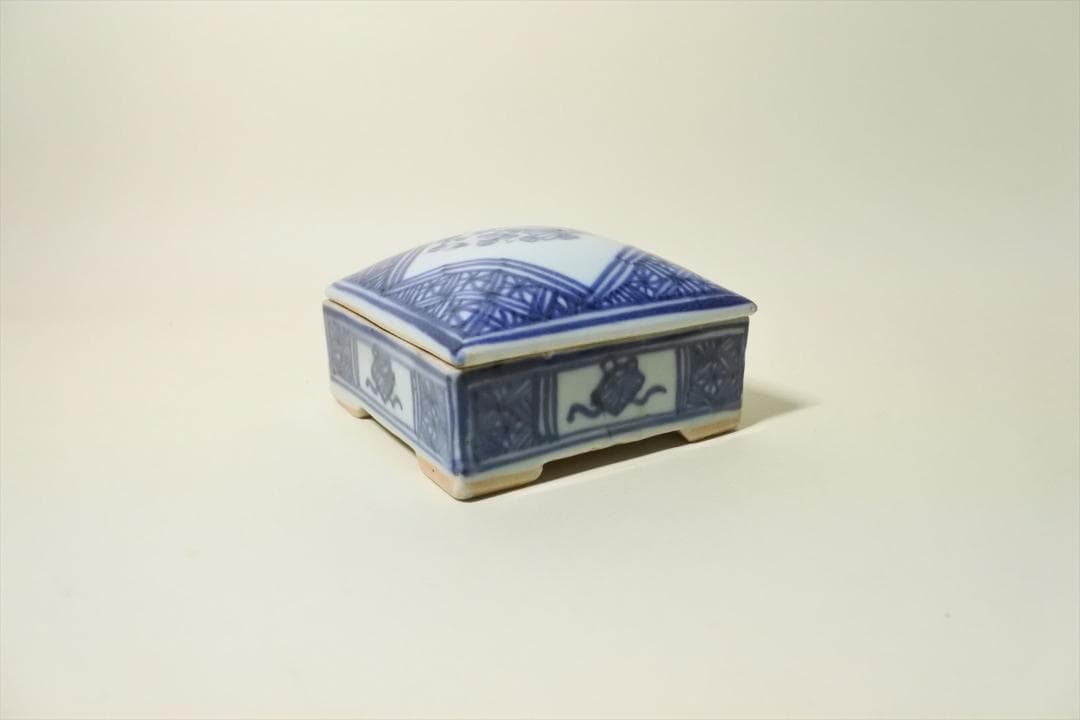 中国　清朝　染付　草花紋　角　香合　オブジェ　骨董品　アンティーク　d