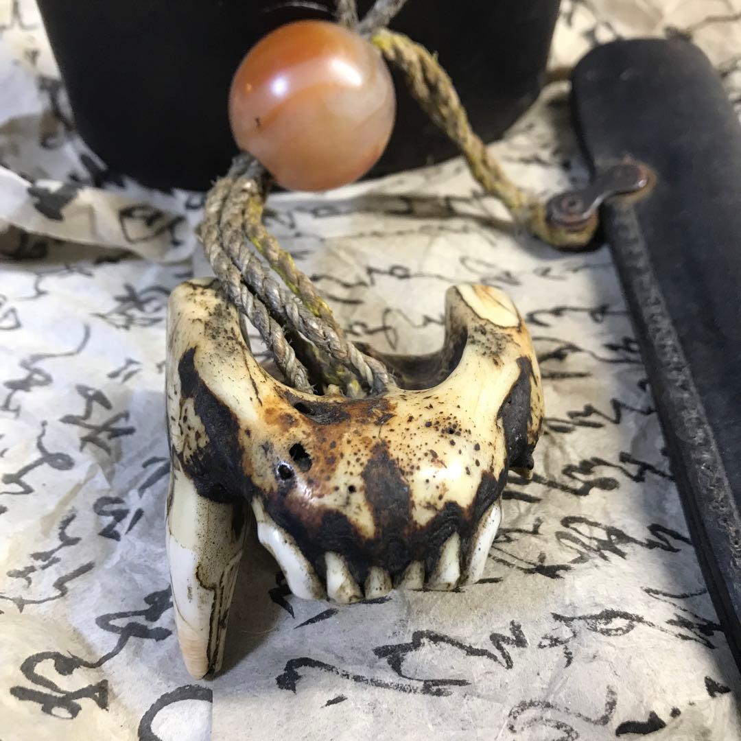 獣牙 根付 呪物 ニホンオオカミ 熊 煙草入れ キセル 漆 緒締め 玉 メノウ