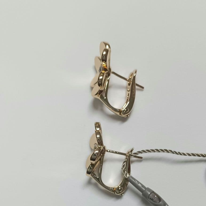 ハイクオリティ 三つ葉ピアス フラワーピアス YG - メルカリ