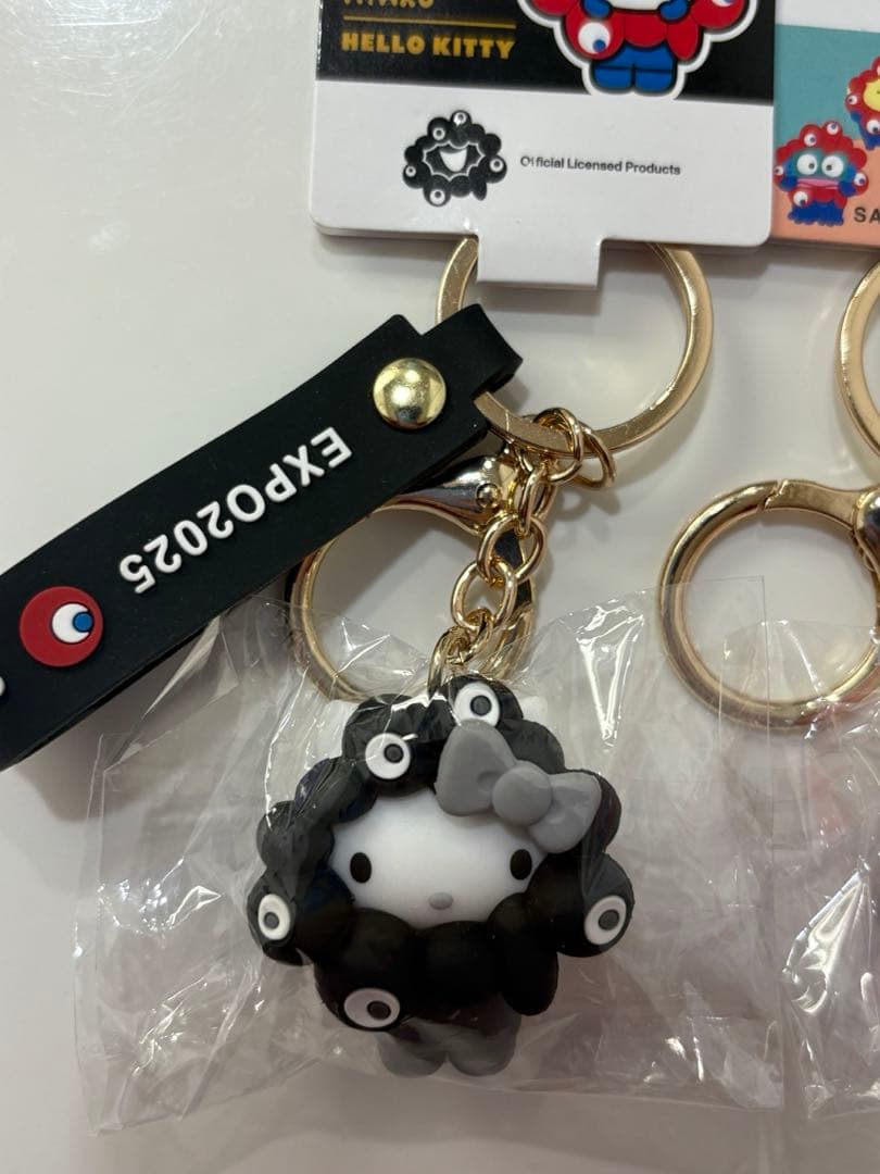 万博 サンリオ 黒ミャクミャクなりきりキーホルダー ハローキティ　クリア