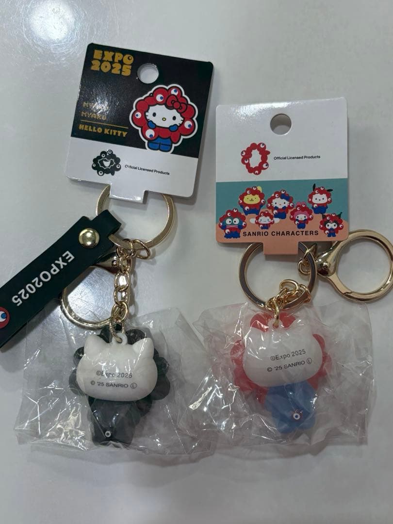 万博 サンリオ 黒ミャクミャクなりきりキーホルダー ハローキティ　クリア