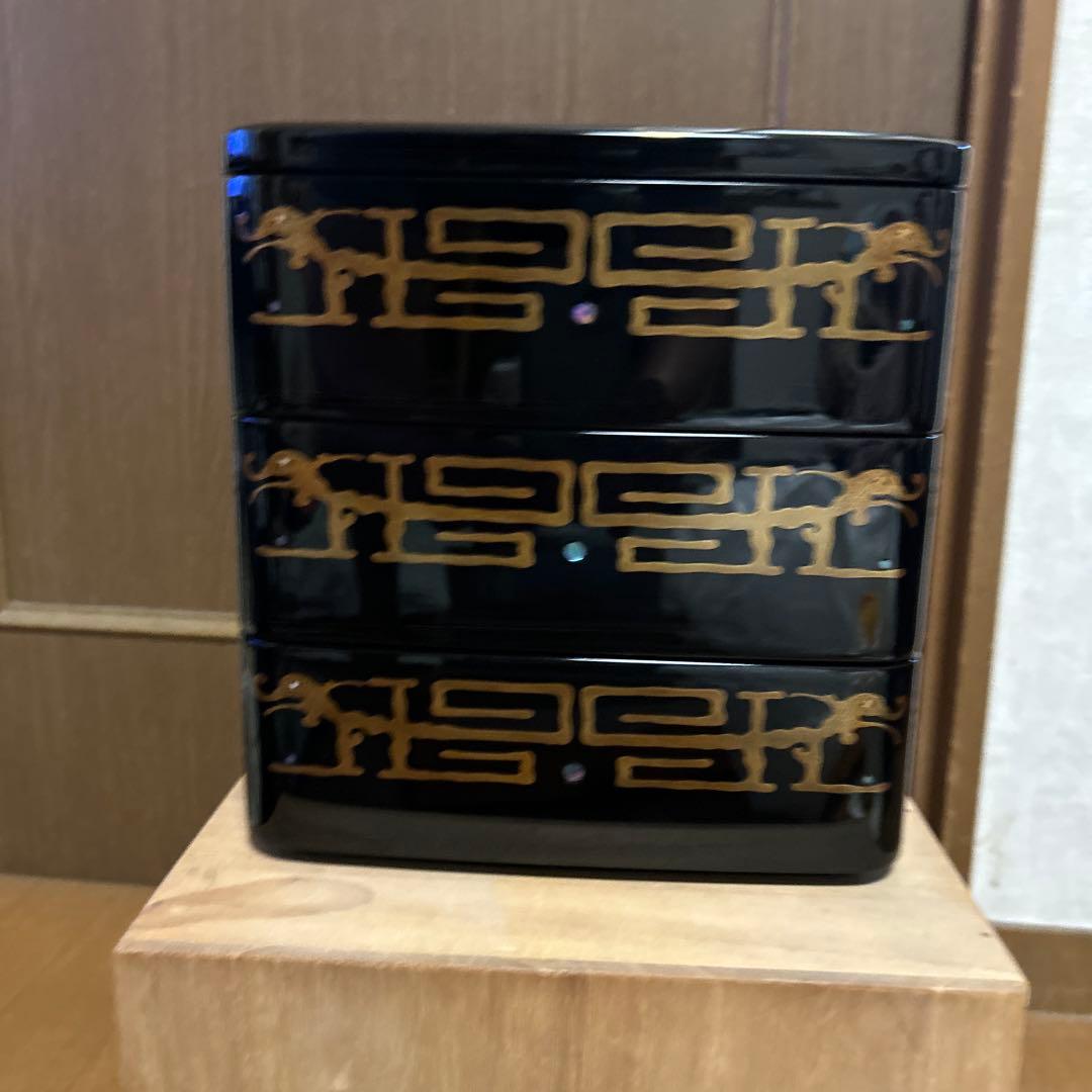 伝統的な輪島塗　黒漆の3段重箱と重台のセット