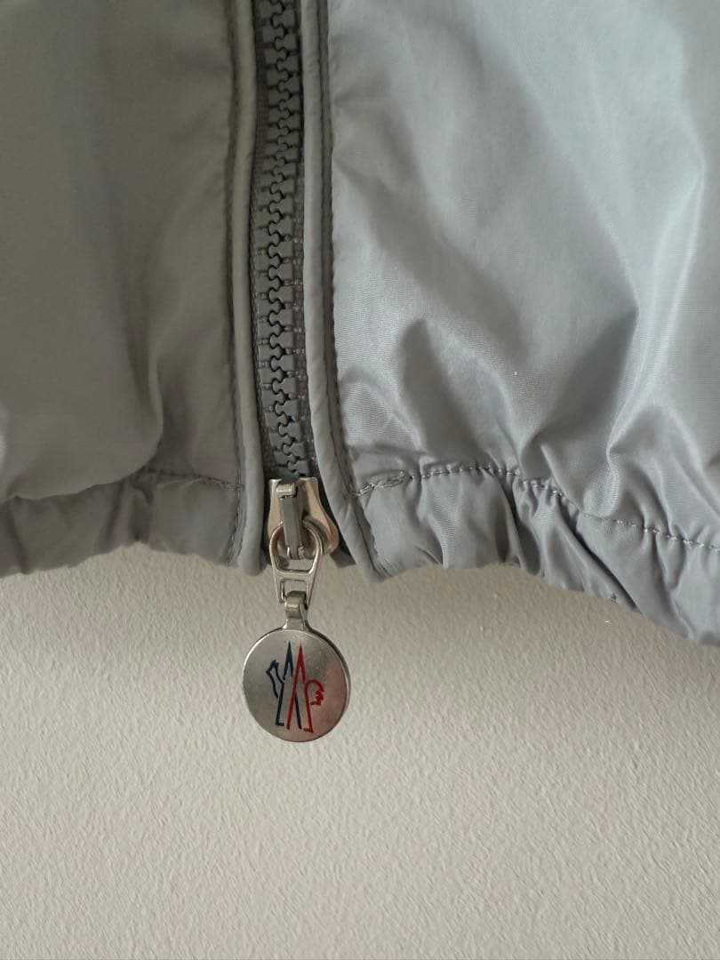 〈クリーニング済み〉モンクレール ナイロンジャケット フード付き ワッペン有り