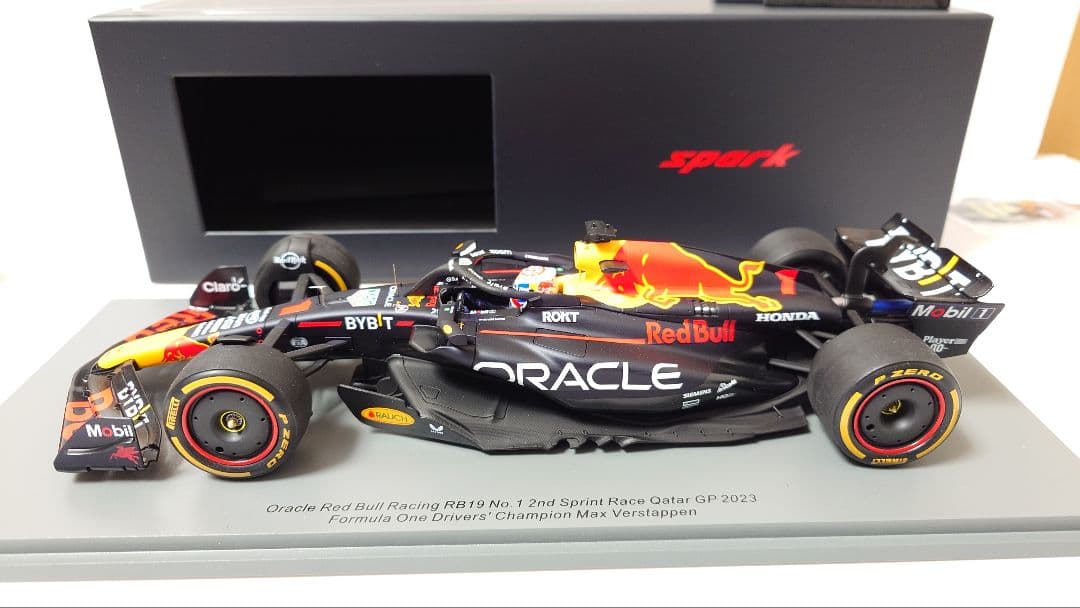 ミニカー Red Bull Racing RB19 Max Verstappen