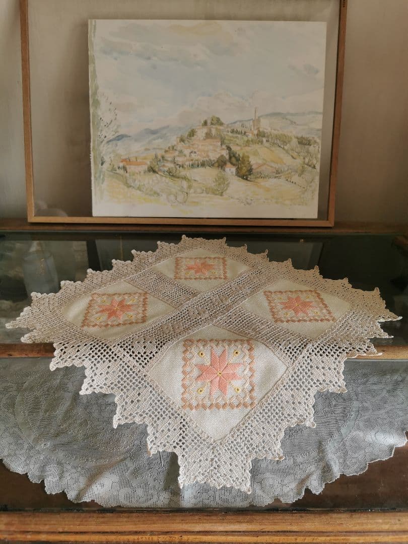 アンティーク北欧 コーラルピンクハーダンガー刺繍＆ベージュクロシェ