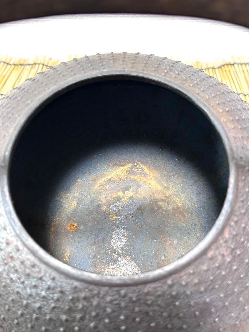 ＵＳＥＤ、美品　南部薫山工房１５型九重アラレ　南部鉄瓶　南部鉄器　鉄瓶