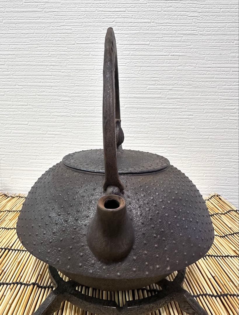 ＵＳＥＤ、美品　南部薫山工房１５型九重アラレ　南部鉄瓶　南部鉄器　鉄瓶