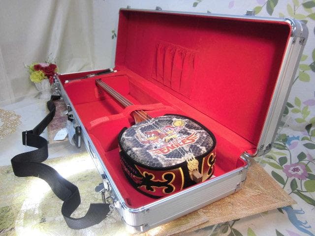 新品未使用(送料無料)11.980円沖縄三線専用肩紐付き一丁入アルミハードケース