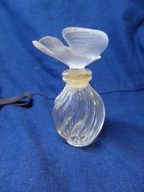 ヴィンテージです。ニナリッチのラリックの香水瓶です。鳥がイメージ