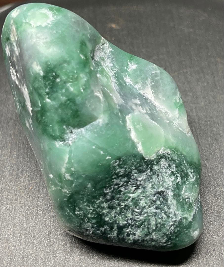 金山谷の緑色］翠色の透過糸魚川翡翠42g ヒスイひすい