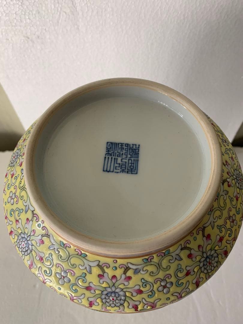 黄地粉彩纏枝蓮瓜菱開窓四季花題詩双