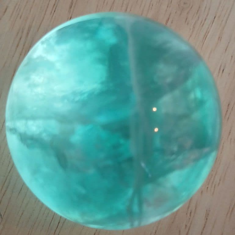 虹入り ブルー フローライト スフィア 約4.3cm 天然石 原石 - メルカリ