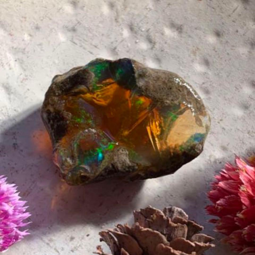 オレンジオパール原石65ct三角形の母岩が可愛い/美遊色