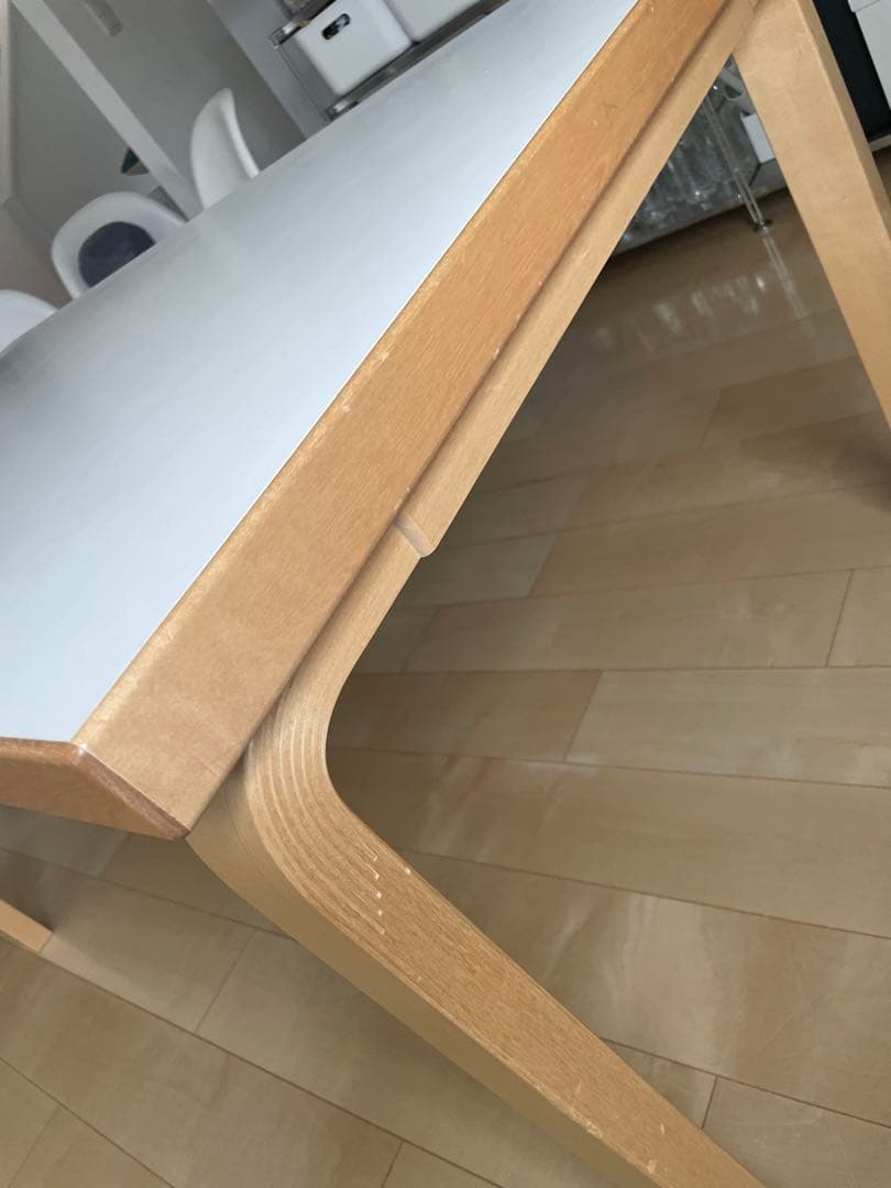 artak ホワイト　ダイニングテーブル　artek TABLE 82A