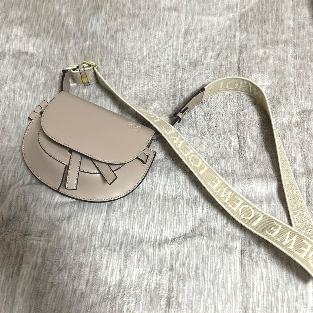 LOEWE ベージュ ラウンド型ショルダーバッグ