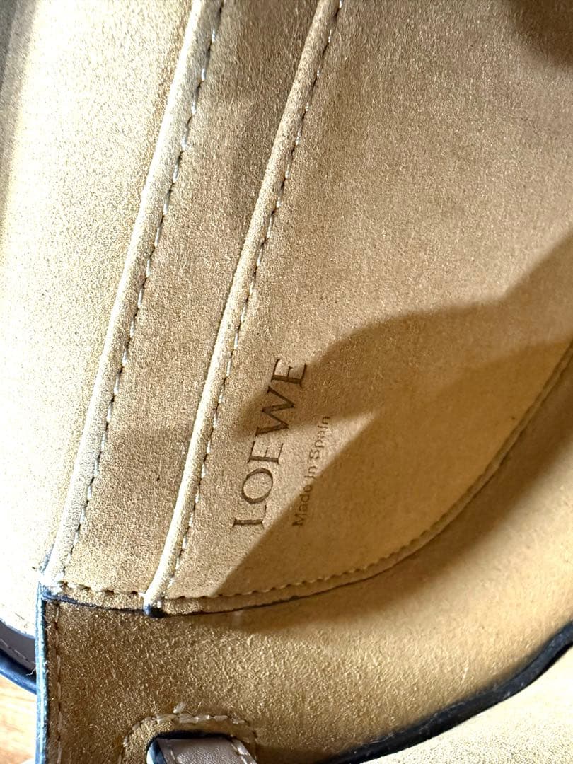 LOEWE ベージュ ラウンド型ショルダーバッグ