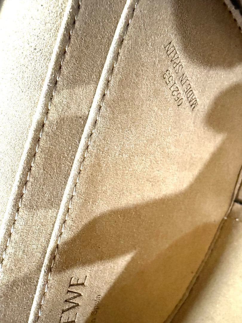 LOEWE ベージュ ラウンド型ショルダーバッグ