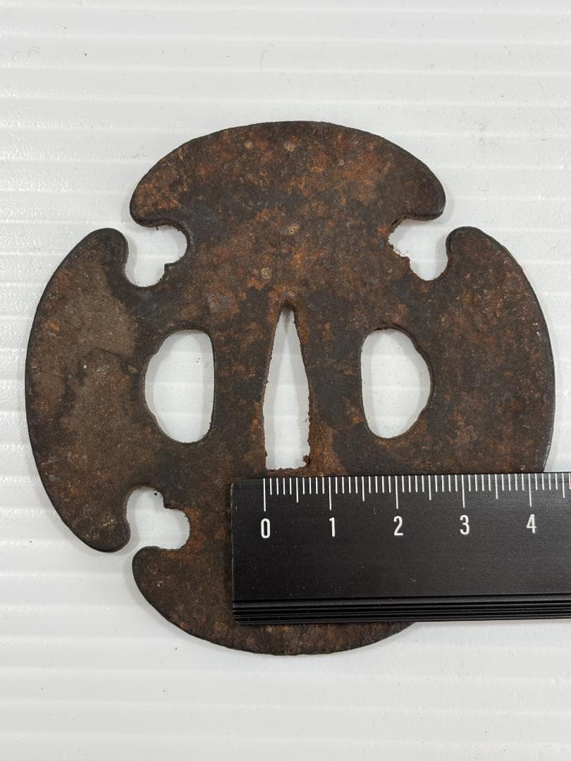 鍔(つば)　鉄製　無銘　木瓜形　日本刀　アンティーク