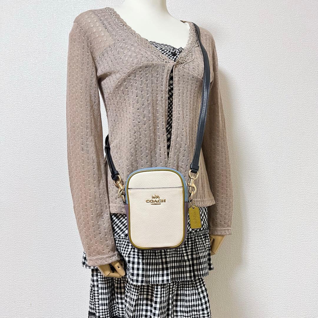 【美品】COACH ショルダーバッグ ミニバッグ スマホショルダー チャーム付き