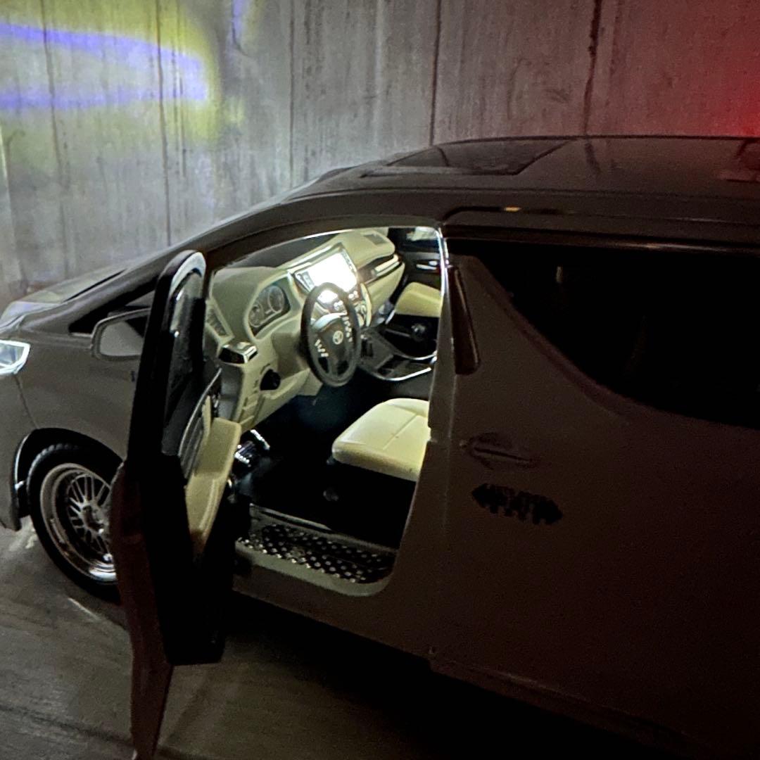 1/18 トヨタ アルファード ホワイト 電動ドア付き　ダイキャスト　ミニカー