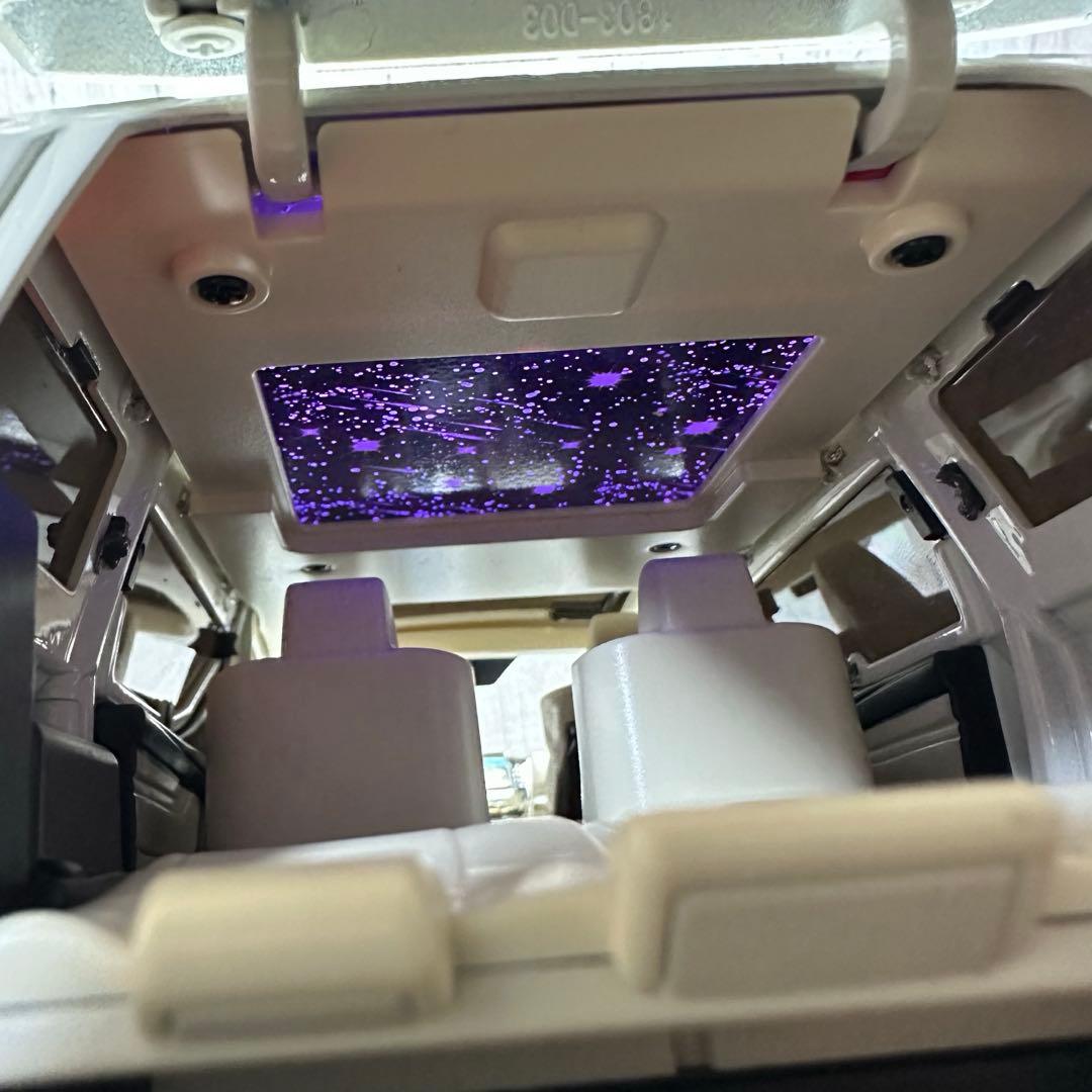 1/18 トヨタ アルファード ホワイト 電動ドア付き　ダイキャスト　ミニカー