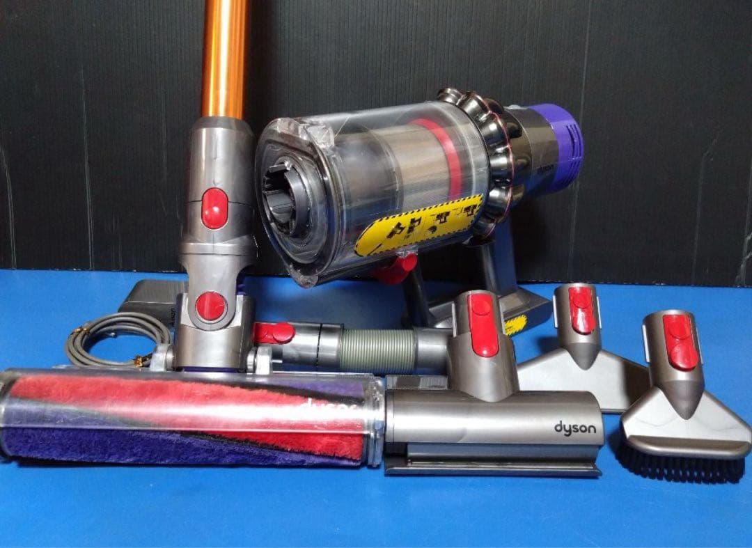 【美品】V10 SV-12 サイクロン式 コードレスクリーナー SV12 FF COM スティッククリーナー Dyson Cyclone V10 Fluffy+