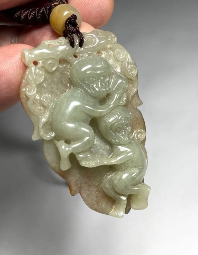 天然本翡翠透かし彫刻？