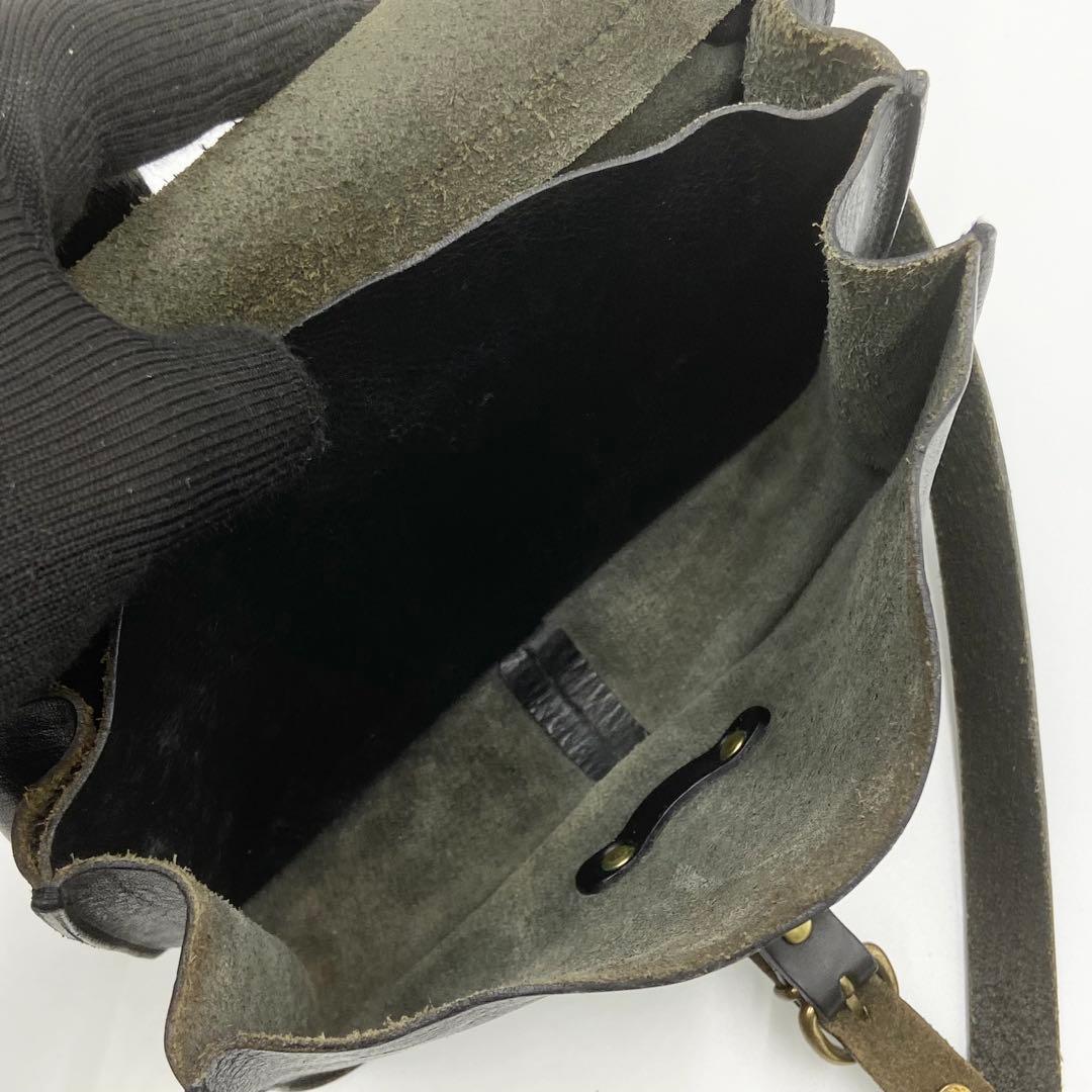 イルビゾンテ　ショルダーバッグ　フラップ　ロゴ刻印　オールレザー　ブラック