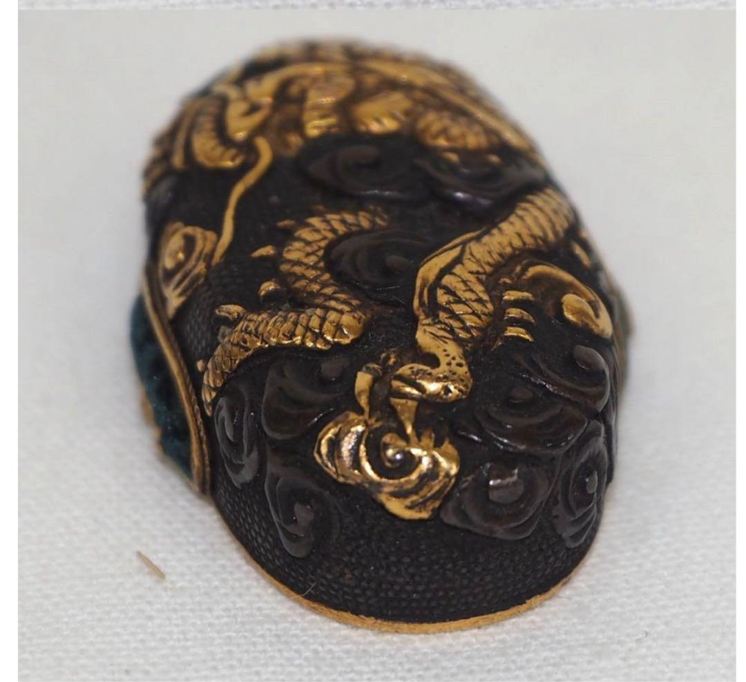 送料無料　コレクター放出品　時代物　金象嵌龍文彫　縁頭　刀装具　木箱付