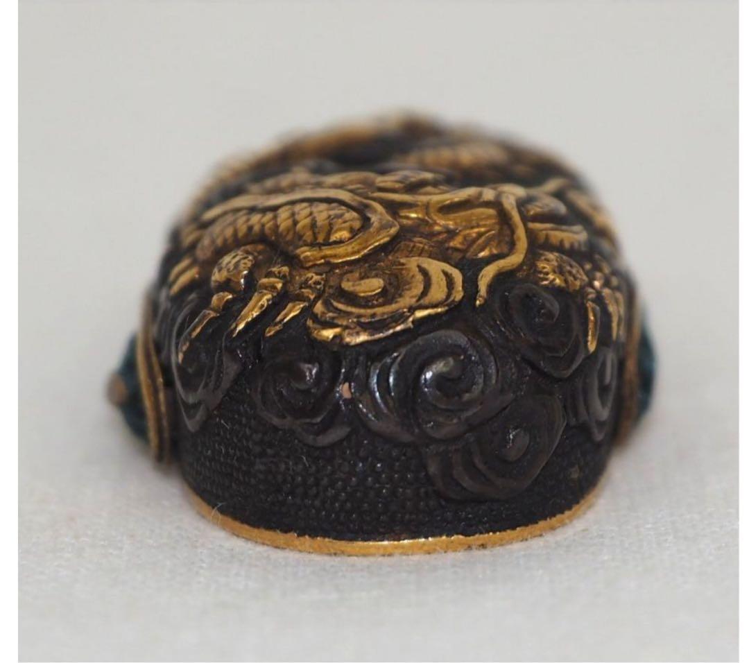 送料無料　コレクター放出品　時代物　金象嵌龍文彫　縁頭　刀装具　木箱付