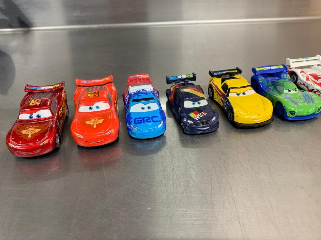 カーズ　トミカ　ワールドグランプリ12台セット（ルイスハミルトン等）