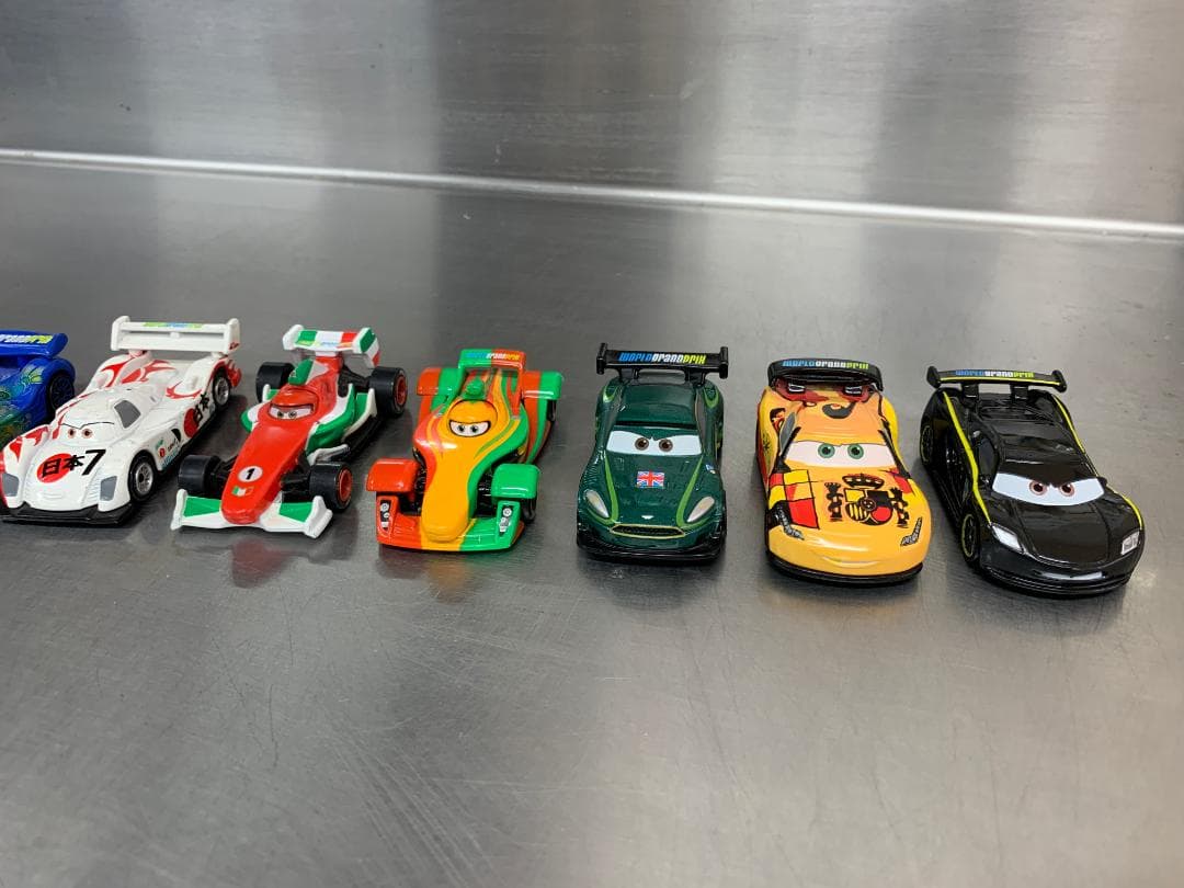 カーズ　トミカ　ワールドグランプリ12台セット（ルイスハミルトン等）
