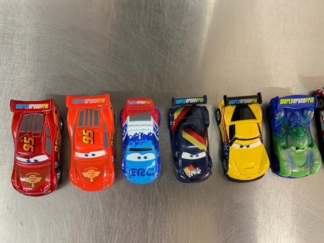 カーズ　トミカ　ワールドグランプリ12台セット（ルイスハミルトン等）